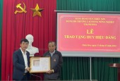 Lễ trao tặng Huy hiệu Đảng cho đồng chí Trần Văn Thắng nguyên phó Hiệu trưởng chơi bài trực tuyến dialogoupr
.